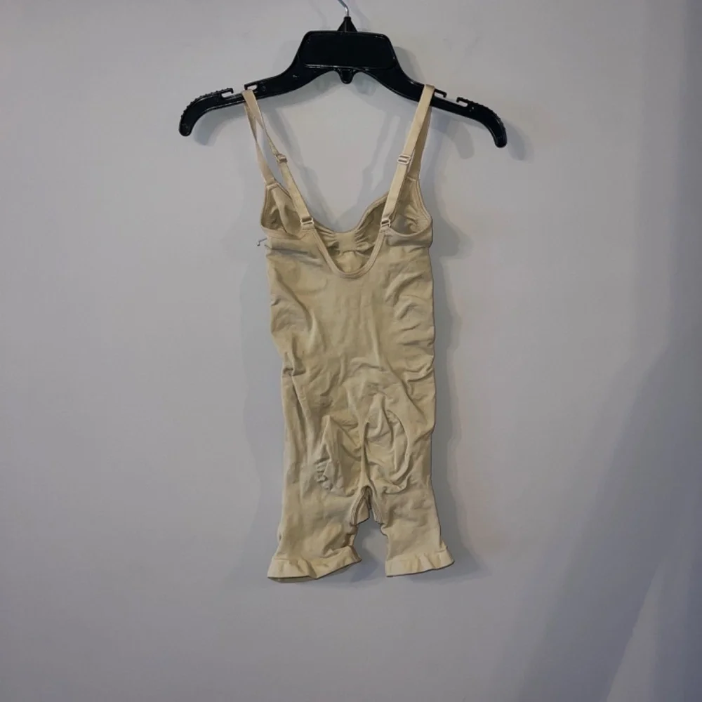 SKIMS SEAMLESS SCUPLT MID THIGH BODYSUIT CLAY BEIGE SMALL NEW WIT